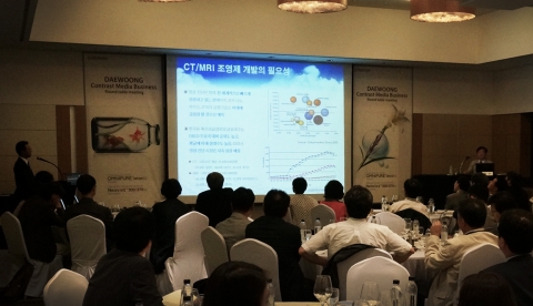 서울 삼성동 그랜드 인터컨티넨탈 호텔에서 개최된 대웅제약 조영제 심포지엄에 참석한 국내 영상의학과 관련 교수들이 발표를 경청하고 있다.