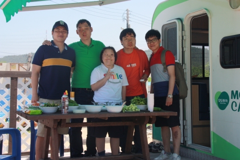 사회복무요원들로 구성된 자원봉사 단체 사회봉사단 하비(이하 하비)가 지난 6월 15일(토) 충남 학암포 캠핑장에서 1일 캠핑을 진행하였다. 참가자들이 고기를 준비하고 있다.