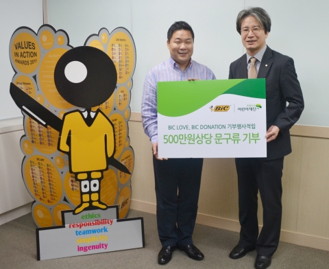 왼쪽부터 BIC 프로덕트 코리아 홍승옥 대표, 초록우산 어린이재단 서울지역본부부 본부장 이충로