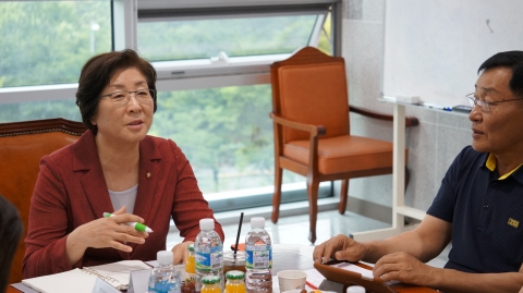 한국어린이집총연합회의 의견을 청취하는 간담회를 6월 18일 국회의원회관에서 가졌다. 현영희 의원이 질의에 답변하고 있다.