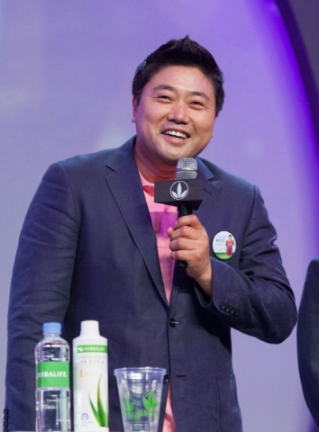 양준혁 선수가 한국허벌라이프 대구아동복지센터에 국내 네 번째 사회공헌 프로그램 카사 허벌라이프 출범을 축하하고 있다.
