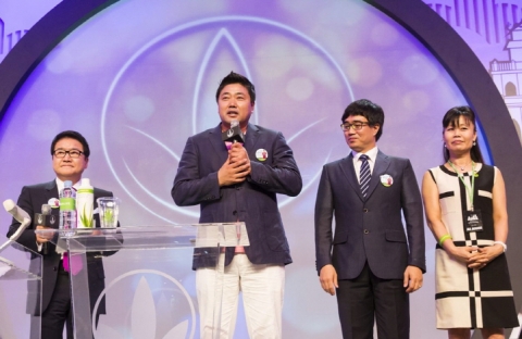 양준혁 선수가 한국허벌라이프 대구아동복지센터에 국내 네 번째 사회공헌 프로그램 카사 허벌라이프 출범을 축하하고 있다.