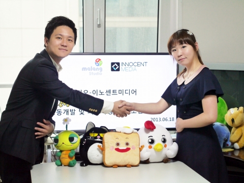 18일 ㈜말랑스튜디오 사무실에서 진행된 말랑스튜디오-이노센트미디어 알람몬 콘텐츠 공동개발 및 퍼블리싱 계약 조인식. 좌:말랑스튜디오 대표 김영호, 우:가수 서량