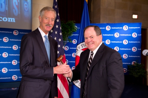 19일 미국 상공회의소 의장으로 선출된 스티브 밴 앤델 암웨이 회장(왼쪽)이 전임 의장인 에드 러스트로부터 의사봉을 건네 받고 있다.
