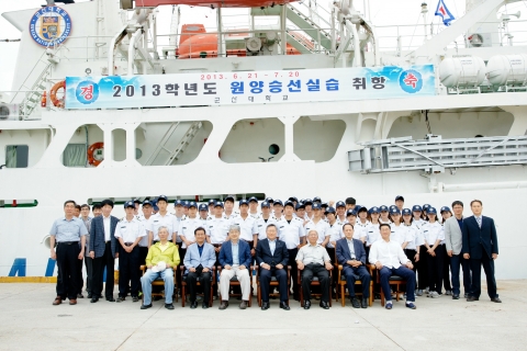 군산대학교는 21일(금) 군산항 역무선 부두에서 2013 원양승선 실습 출항식을 개최했다.