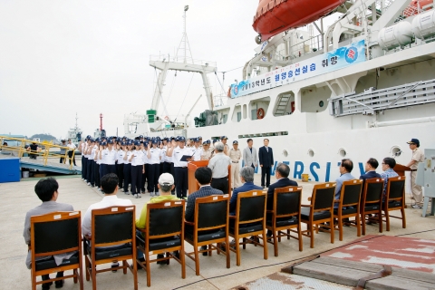 군산대학교는 21일(금) 군산항 역무선 부두에서 2013 원양승선 실습 출항식을 개최했다.
