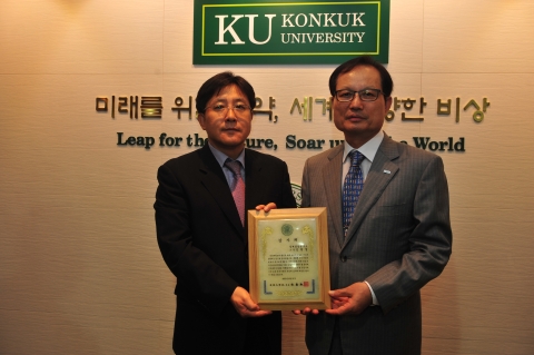 김현철 소장(왼쪽)이 건국대 발전기금 1억원을 전달한 후 송희영 총장(오른쪽)으로부터 감사패를 받고 기념촬영을 하고 있다.