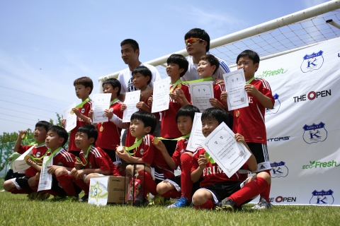 제이앤케이사이언스가 주최하고 강신우축구교실이 후원하는 에코후레쉬배 2013년 전국유소년축구대회가 경기도 하남시에서 열렸다.