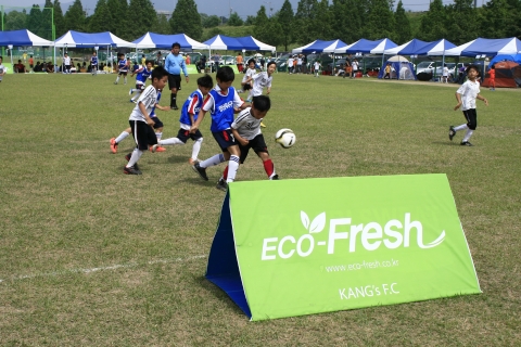 제이앤케이사이언스가 주최하고 강신우축구교실이 후원하는 에코후레쉬배 2013년 전국유소년축구대회가 경기도 하남시에서 열렸다.