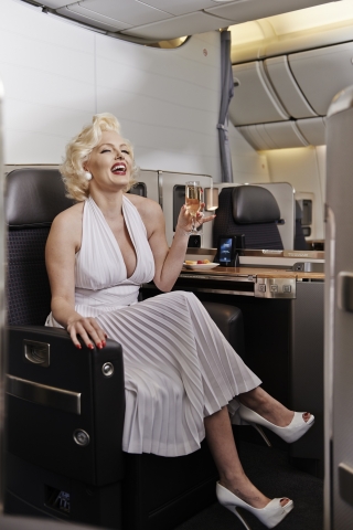 마릴린 먼로의 닮은꼴 배우 수지 케네디가 아메리칸 항공의 신규 항공기 기내 좌석에 앉아 포즈를 취하고 있다.