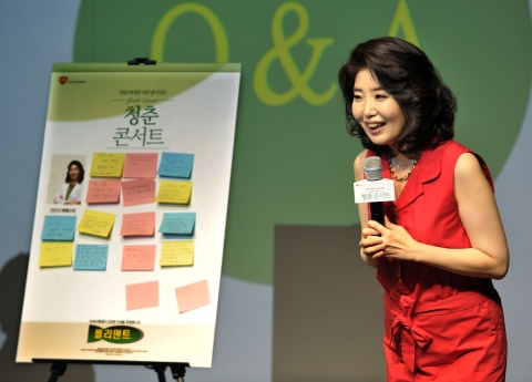 지난 22일, GSK 폴리덴트 청춘 콘서트에서 5060 청중들과 함께 제2의 인생을 준비하는 즐거움을 함께 나누고 있다.