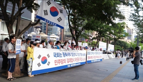 애국주의연대 회원, 시민 등 1백여명이 23일 오후 6시 30분 광화문 한국kt앞에서 국민선동 촛불시위 반대 및 민주당 대선공작 규탄 집회를 개최했다.