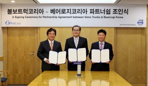 볼보트럭코리아는 지난 24일 베어로지코리아와 볼보트럭 평택 종합출고센터 신축 파트너십 조인식을 가졌다.(왼쪽부터) 베어로지코리아 조동기 대표, 볼보리얼에스테이트코리아 조희성 대표,