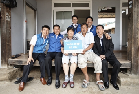 “500원의 희망선물” 173호 선정 가정인 김태수씨 부부(앞줄 중앙)가 라운딩에 참가한 부여지점RC들과 환하게 웃고 있다.