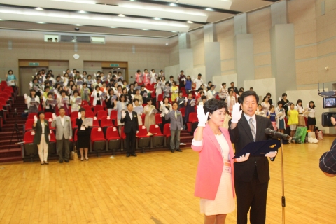 아동학대 방지 및 부정행위근절을 위한 참 영아보육을 위한 자정결의대회에서 한국어린이집총연합회 정광진 회장과 전국영아전담어린이집특별위원회 송영화 위원장이 아동학대 방지 및 부정행위 근절 선서를 하고 있다.