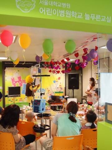 네이버 뷰티카페 여우야가 지난 6월 20일 서울시 종로구에 위치한 서울대병원 어린이병원학교에서 소아암 어린이들을 위한 봉사활동을 펼쳤다.