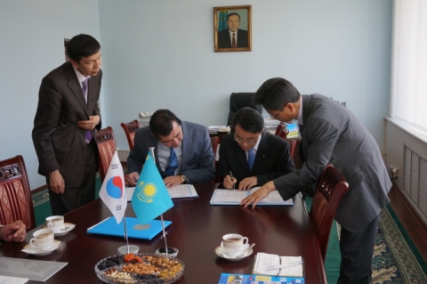 상명대 강태범 총장(가운데 오른쪽)과 알마티기술대 Kulazhanov Kuralbek Sadibaevich 총장(가운데 오른쪽)이 교류협정을 체결하고 있다.