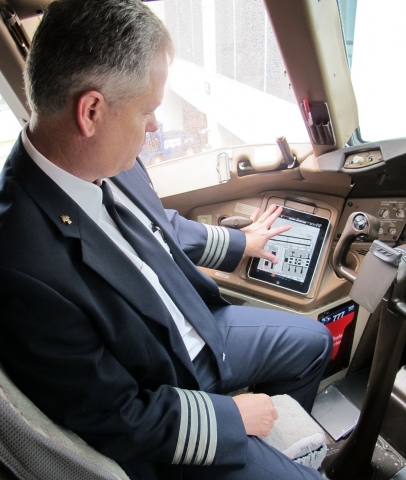 아메리칸 항공 파일럿이 새롭게 도입된 전자항공가방(EFB) 태블릿 PC를 사용하고 있다.