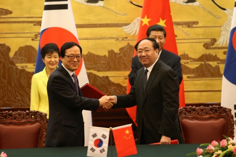 중국 북경 인민대회당에서 박근혜 대통령과 시진핑 중국 국가주석이 임석한 가운데 김용환 한국수출입은행장과 리뤄구(李若谷) 중국수출입은행장이 한·중 양국기업의 제3국 공동진출 지원을 