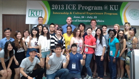 건국대가 운영하는 2013 KU 잉글리시 빌리지 프로그램(KU English Village Program)에 영어강사로 초청된 미국 대학 대학원생들이 29일 오전 건국대 캠퍼스를 