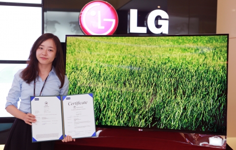 LG전자 곡면 올레드 TV가 최근 인터텍 그린리프마크 및 EU 에코 라벨을 획득하며 유럽에서 친환경성을 인정받았다. LG전자 TV연구소 연구원이 LG전자 평택 디지털파크에서 인터텍
