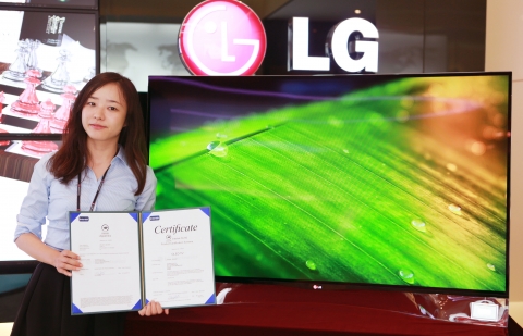 LG전자 곡면 올레드 TV가 최근 인터텍 그린리프마크 및 EU 에코 라벨을 획득하며 유럽에서 친환경성을 인정받았다. LG전자 TV연구소 연구원이 LG전자 평택 디지털파크에서 인터텍