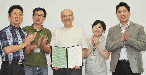 노벨상 수상자인 건국대 루이스 이그나로(가운데) 석학교수와 줄기세포교실 한동욱(오른쪽 첫번째) 교수가 2일 오전 건국대 의학전문대학원에서 열린 줄기세포 신약개발을 위한 MOU 체결