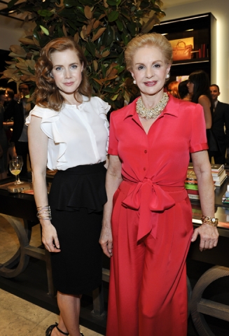 Amy Adams&Mrs. Herrera가 CH 캐롤리나 헤레라 스토어 오프닝 행사에서 다정하게 포즈를 취하고 있다.