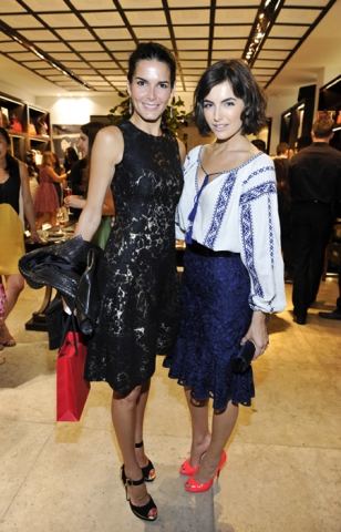 CH 캐롤리나 헤레라 스토어 오프닝 행사에 참석한 Angie Harmon&Camilla Belle.