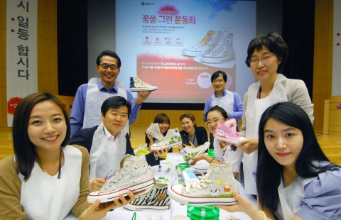 LG전자가 운동화에 그림을 그려 구세군 서울후생원 어린이들에게 선물하는 꿈을 그린 운동화 재능기부 사회공헌활동을 전개한다. LG전자 디자인경영센터 임직원들이 3일 오후 서초R&D캠