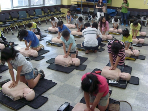 지역아동센터 아동들이 심폐소생술 체험을 하고 있다.