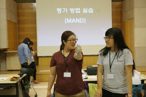 교육 참가자들이 직업평가 도구 실습을 하고 있다.