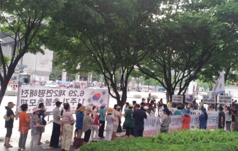 애국주의연대 지난달 29일 오후 광화문 한국KT앞에서 제2연평해전 11주기 추모 촛불집회를 개최하고 있다.