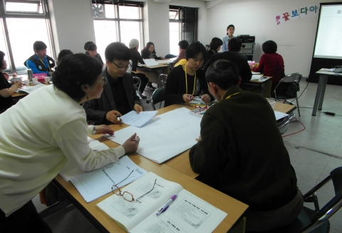 자원봉사 강의 시간에 집중하고 있는 예비강사들. 2013년 자원봉사 강사양성과정에 참여하고 있는 봉사자들의 열정이 느껴진다.