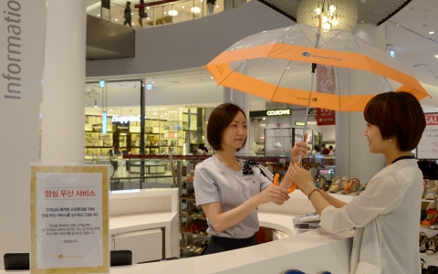 디큐브백화점은 방문 고객의 편의 향상을 위해 갑작스럽게 비가 올 경우 우산을 대여해주는 ‘양심 우산 대여 서비스’를 진행한다.
