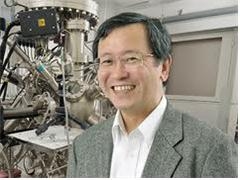 일본 국립 연구소 RIKEN의 소장 도쿠라 교수가 양자 물질 학술회의에 참석한다.