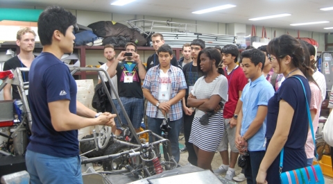 코리아텍 자매대학 학생들이 자동차연구동아리 자연인팀의 연구실에서 자동차공학에 관한 설명을 듣고 있다.
