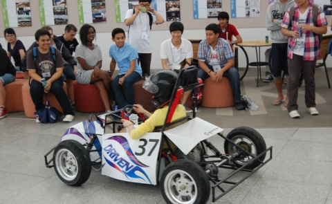 코리아텍 자매대학 학생들이 자동차연구동아리 드리븐팀이 제작한 전기자동차를 시승해 보고 있다.