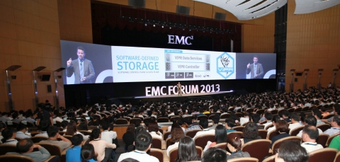 제레미 버튼 EMC 제품, 솔루션 및 마케팅 총괄 부사장이 9일 삼성동 코엑스 컨벤션 센터에서 열린 ‘EMC 포럼 2013’ 행사에서 기조연설을 하고 있다.