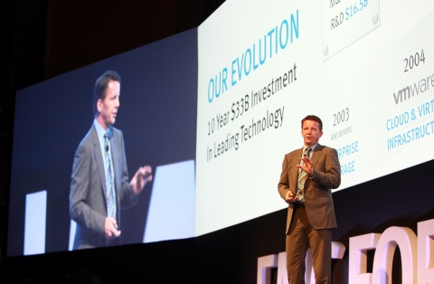 제레미 버튼 EMC 제품, 솔루션 및 마케팅 총괄 부사장이 9일 삼성동 코엑스 컨벤션 센터에서 열린 ‘EMC 포럼 2013’ 행사에서 기조연설을 하고 있다.