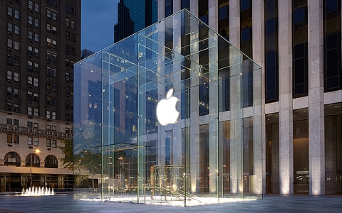 뉴욕의 명물이 된, 맨해튼 5번가 애플스토어의 외관. 애플스토어의 상징은 투명한 유리와 애플 로고다.