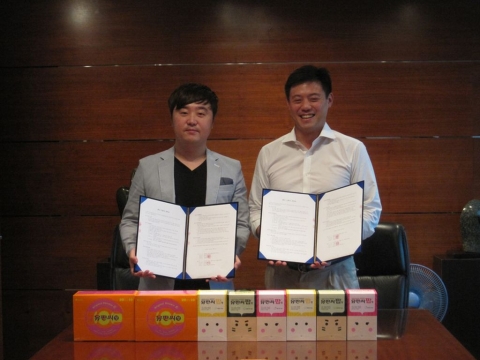 10일 계약식 장면 우측 유원상상무/좌측 원종욱 대표)