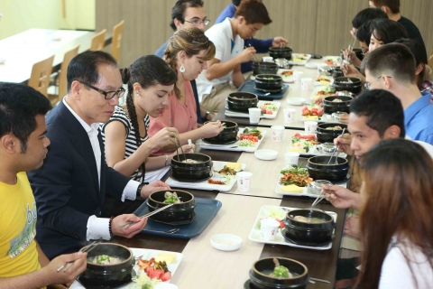 초복을 앞둔 7일 10일 동명대학교가 외국인유학생들과 글로벌 삼계탕 데이를 진행했다.