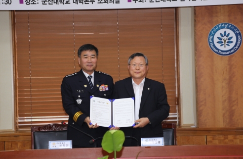 군산대와 군산경찰서가 상호발전 위한 경학협력 협약을 체결했다.