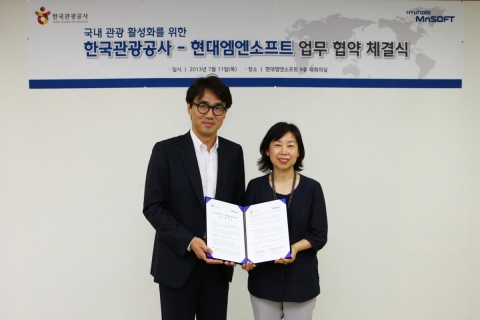 국내관광 활성화를 위한 한국관광공사-현대엠엔소프트 업무협약 체결 (왼쪽 현대엠엔소프트 김형구 사업실장, 오른쪽 한국관광공사 김화숙 관광정보실장)