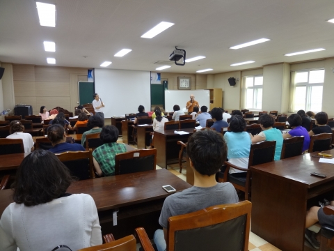 군산대학교에 초청된 스텐 스타이너 박사가 ‘스토리텔링을 활용한 교수법’ 특강을 진행하고 있다.