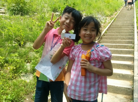 꼼지락 주말문화여행에 참가한 학생들이 밝게 웃고 있다.