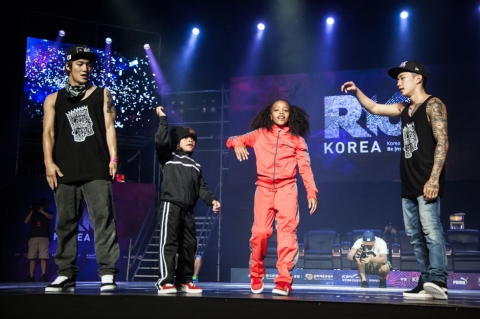 R16 KOREA 2013 세계 비보이 마스터즈 대회가 7월 14일 비보이 크루 퍼포먼스 및 비보이 크루 배틀을 마지막으로 막을 내렸다.