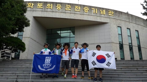 학도의용군 전승기념관 앞에서 상명대 재학생으로 구성된 국토대장정팀이 의지를 다지고 있다.
