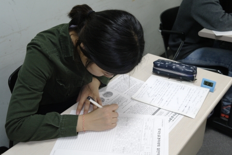 지난 4월 13일 자기소개서 캠프에 참가한 학생 글 쓰는 장면
